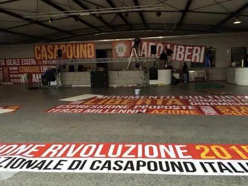 Festa vietata a CasaPound, black bloc liberi di spaccare