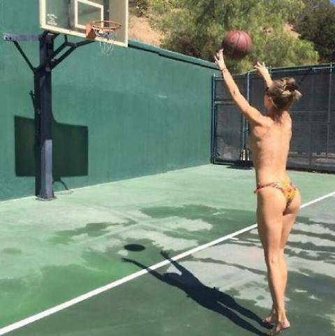 La top model gioca a basket in topless