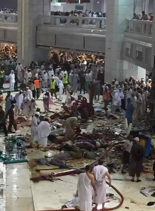 La Mecca, gru cede e si schianta: tragedia alla Grande Moschea