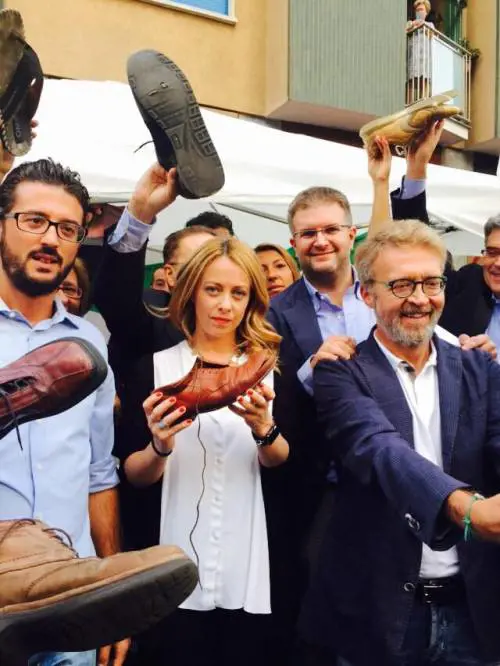 Migranti, Fdi manifesta con le "scarpe rotte"