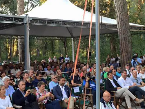 E tra la folla trova dei nuovi ospiti per la tv