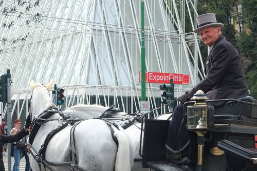 Carrozza travolge i pedoni. Terrore in piazza Castello