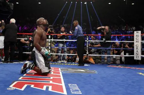 Floyd Mayweather sul ring, dopo la vittoria con Andre Berto