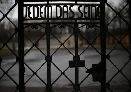 Il cancello del campo di Buchenwald. La scritta recita "A ognuno il suo"