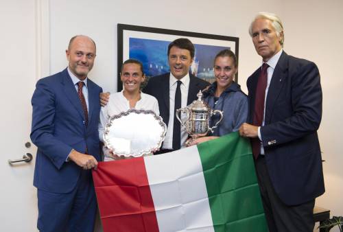 Renzi, l'ultrà italiano scivola sulla bandiera