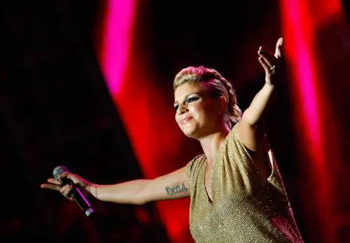 Emma Marrone  sbrocca su Twitter: ​"Qui è pieno di coglioni"