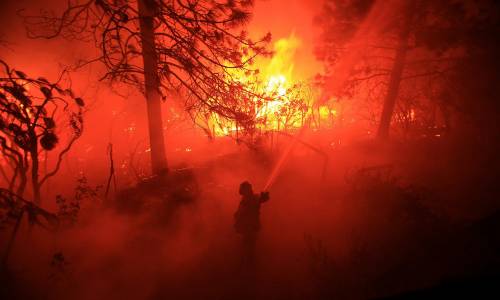 California divorata dalle fiamme. 400 case distrutte