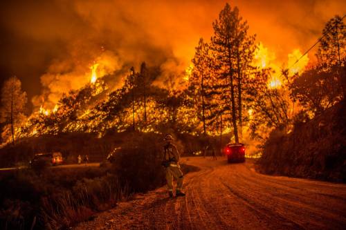 La California brucia, migliaia di sfollati e 400 case distrutte