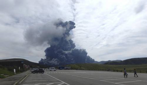 Giappone, erutta il vulcano Aso