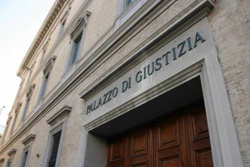 Ancona, follia in Tribunale: ​un rom picchia un avvocato