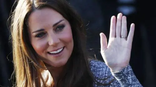 Kate Middleton abbraccia la frangetta