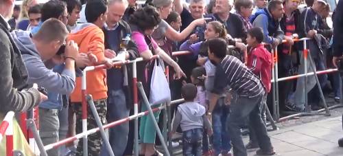 Cittadini tedeschi accolgono i profughi a Monaco di Baviera