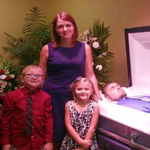 Il marito muore d'overdose e la moglie pubblica selfie col cadavere su Facebook