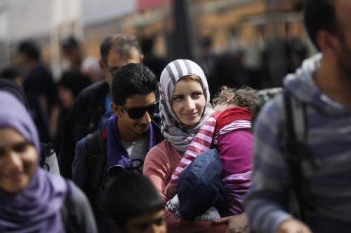 Una donna e suo figlio arrivano con un gruppo di migranti a Passau, sul confine tedesco