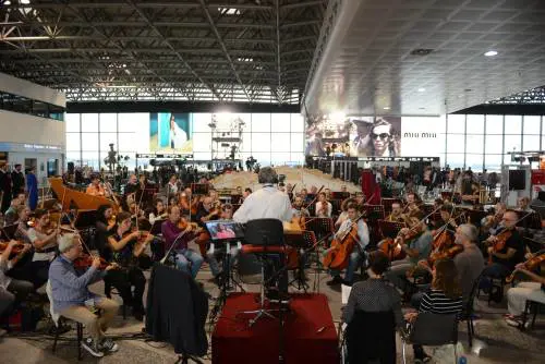 L'aeroporto come un teatro, la Scala mette in scena "Elisir d'amore" a Malpensa
