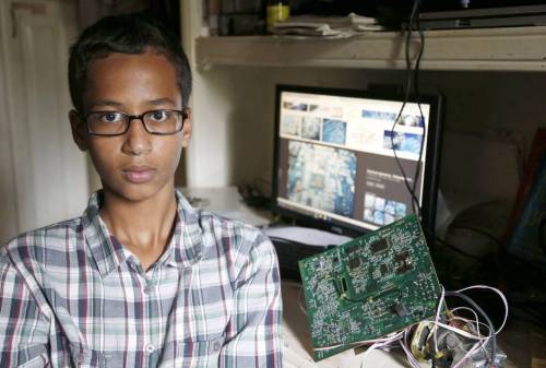 Usa, arrestato a 14 anni per aver costruito un orologio