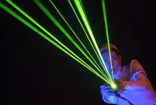 Danni agli occhi a causa di puntatori laser. Aperta inchiesta a Bologna