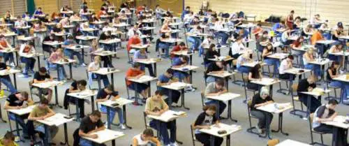 Deve fare pipì ma non la fanno uscire, in ospedale dopo il test di medicina