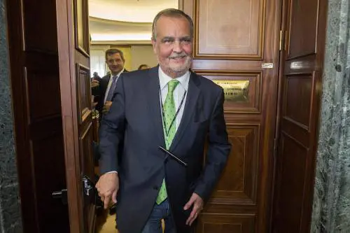 Calderoli: "Italiani all'estero votano via Dhl per referendum"