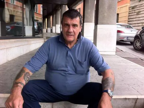 Disoccupato e invalido, il prete lo caccia di casa