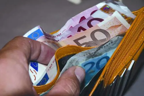 Non è truffa mentire al partner e tenere i suoi soldi