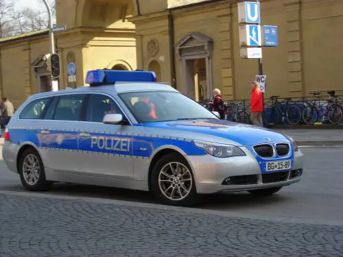 Berlino, jihadista ferisce agente, la polizia lo uccide