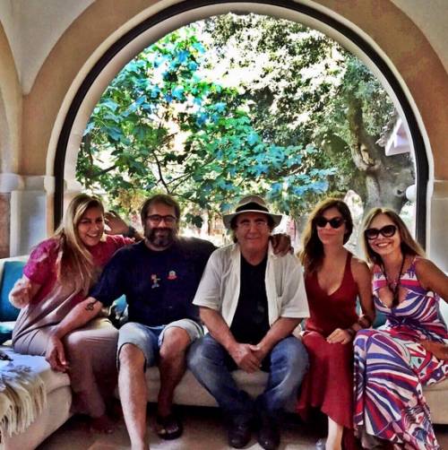 Naike Rivelli e Yari Carrisi, la "famiglia reale" posa con Al Bano