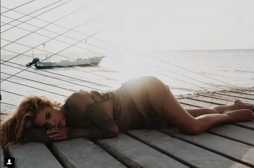 Ashley Benson sexy al mare