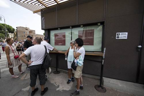 Colosseo, i custodi non ci stanno: "Non siamo fannulloni"