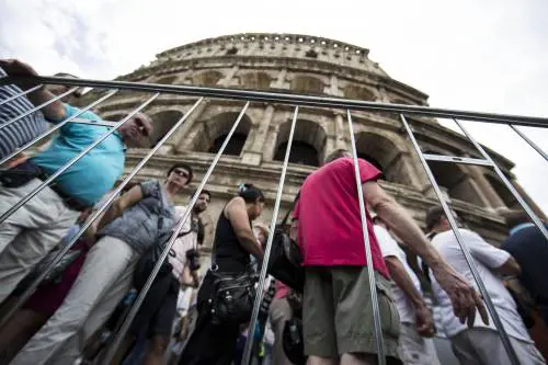 Al Colosseo schiaffo ai turisti: di nuovo chiuso per assemblea