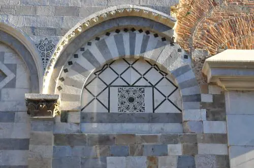 Citazione di Fibonacci riemerge sulla facciata di una chiesa di Pisa