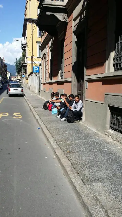 Pd  e Caritas scaricano i profughi davanti alla prefettura: "Non li vogliamo più"