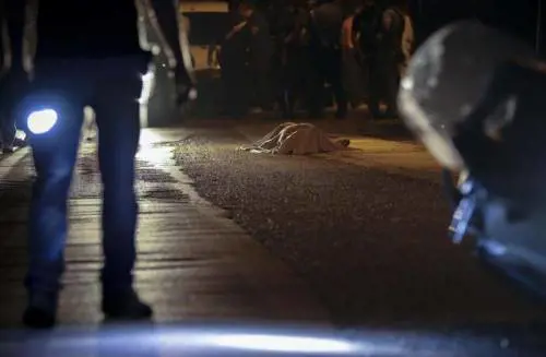 Agguato nella notte a Napoli, ucciso giovane incensurato. Cardinal Sepe: "Basta Sangue"