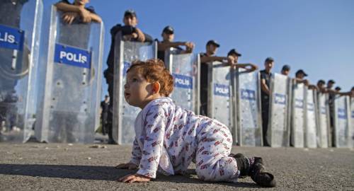 La baby profuga gattona davanti al muro di agenti: una foto creata ad hoc?