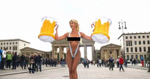 Micaela Schaefer nuda per l'Oktoberfest