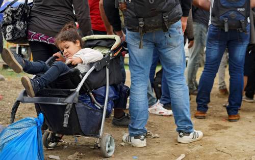 Immigrazione, i bimbi in marcia lungo la rotta balcanica