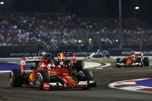 La Ferrari in retromarcia col peggior Vettel in Rosso
