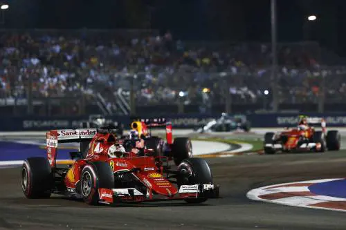 La Ferrari in retromarcia col peggior Vettel in Rosso