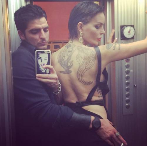 Nina Moric e la schiena nuda in ascensore