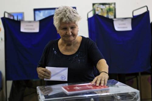 Greci rassegnati ai seggi: "Non cambierà nulla"