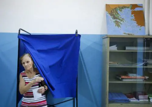 Anziani e bambini alle urne per un nuovo governo