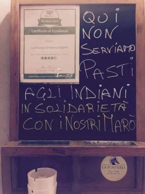 "Non serviamo pasti a indiani in solidarietà coi nostri marò". E il ristorante viene attaccato