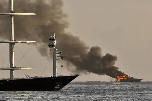 Posillipo, va in fiamme lo yacht di Aurelio De Laurentiis