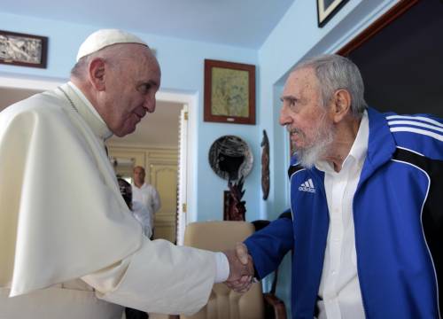 Papa Francesco, quella foto (segreta) con Fidel Castro