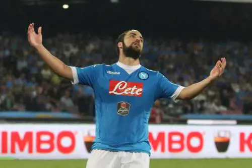 Higuain espulso reagisce e mette le mani sul petto all'arbitro