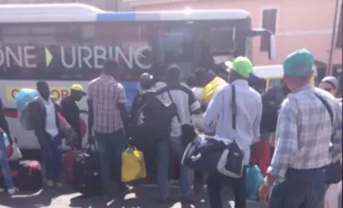 Venditori abusivi assaltano bus: il racconto choc dell'autista