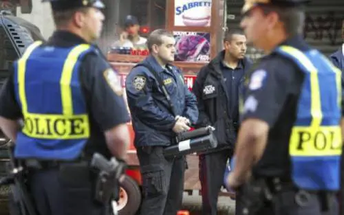 Allarme negli Usa: "Rischio terroristi travestiti da poliziotti durante visita del Papa"