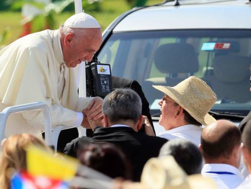 Papa Francesco saluta Raul Castro