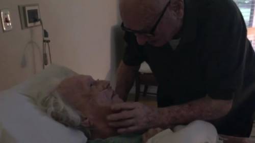 Sposati da 73 anni, lui canta per la moglie morente in ospedale
