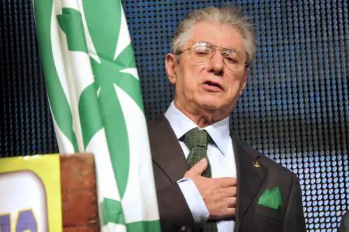 Roma, Bossi stronca Salvini: "Doveva accordarsi col Cav"